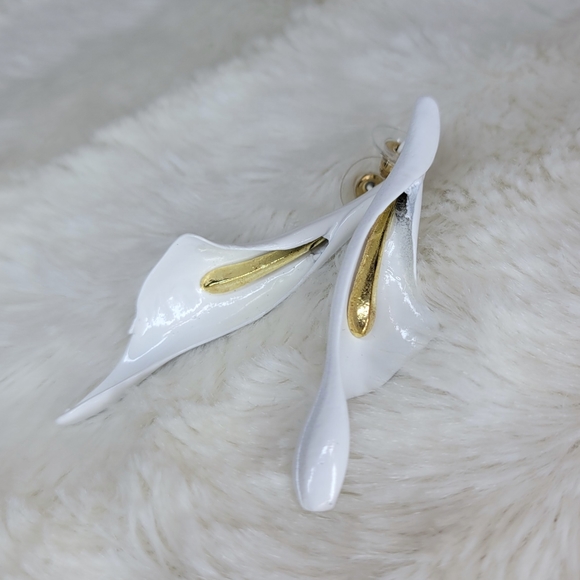 2 for $18❤️🔥 White Calla Lily Earrings Gold Metal - Picture 4 of 5